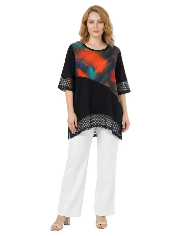 Ολόσωμη λήψη σε λευκό φόντο: μαύρη επίσημη τουνίκ σε μεγάλα μεγέθη με αφηρημένο πολύχρωμο μοτίβο μπροστά και τελείωμα από δίχτυ.