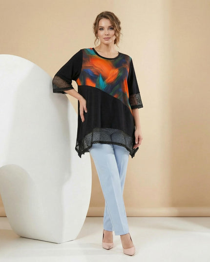 Ολόσωμη λήψη μοντέλου με μαύρη επίσημη τουνίκ σε μεγάλα μεγέθη. Ξεχωρίζει η ασύμμετρη γραμμή με δίχτυ και το αφηρημένο πολύχρωμο σχέδιο στο στήθος.
