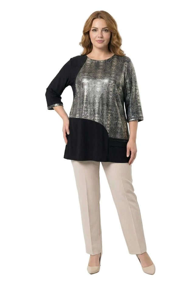 Μαύρη επίσημη τουνίκ σε μεγάλα μεγέθη με ασημί snake print και μανίκια 7/8. Ολόσωμη λήψη που αναδεικνύει την εβαζέ γραμμή.