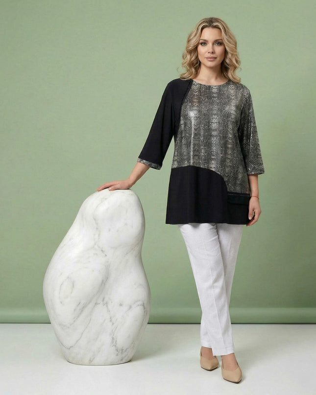 Μαύρη επίσημη τουνίκ σε μεγάλα μεγέθη με ασημί snake print. Ολόσωμη λήψη του μοντέλου που αναδεικνύει την εβαζέ γραμμή και τα μανίκια 7/8.