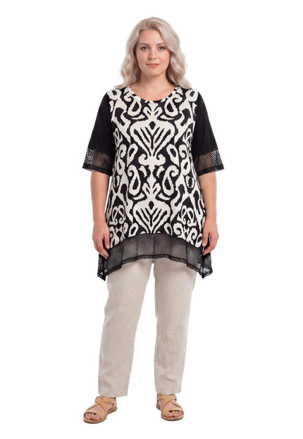 Μαύρη καλοκαιρινή τουνίκ σε μεγάλα μεγέθη με ασπρόμαυρο αφηρημένο print και διχτυωτά στοιχεία στα μανίκια. Ολόσωμη μπροστινή λήψη σε λευκό φόντο.