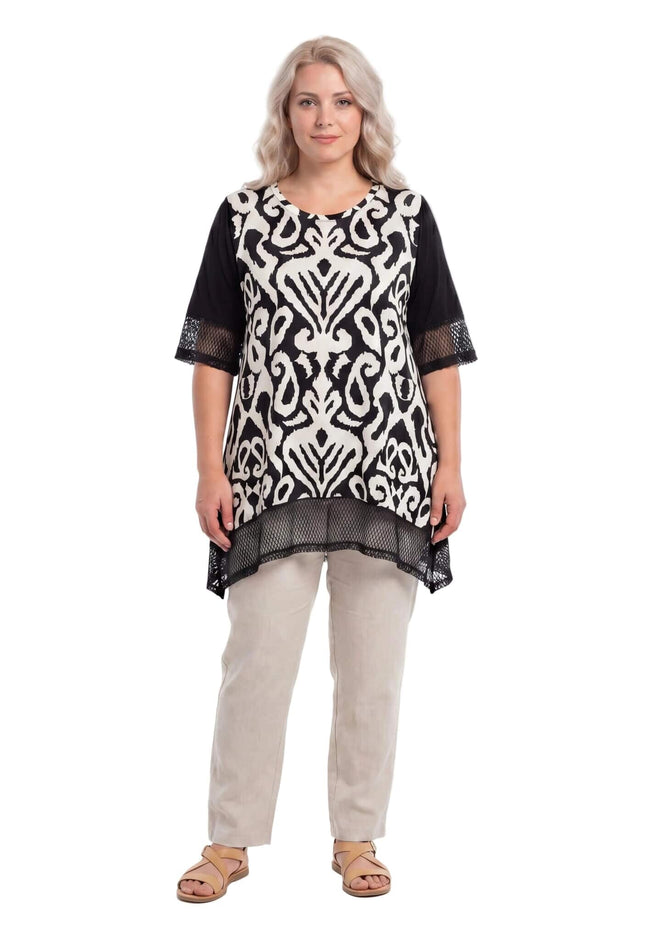 Μαύρη καλοκαιρινή τουνίκ σε μεγάλα μεγέθη με ασπρόμαυρο αφηρημένο print και διχτυωτά στοιχεία στα μανίκια. Ολόσωμη μπροστινή λήψη σε λευκό φόντο.