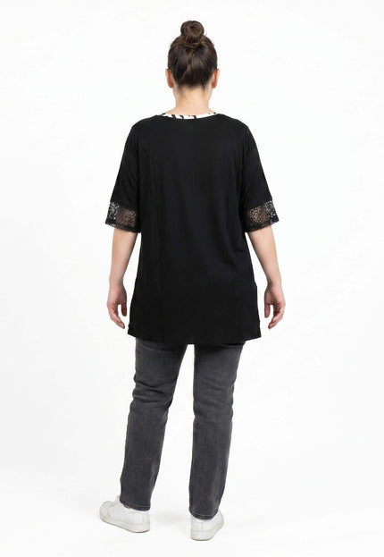 Μαύρη καλοκαιρινή τουνίκ σε μεγάλα μεγέθη. Πίσω όψη που δείχνει τη μονόχρωμη πλάτη και τα διχτυωτά τελειώματα στα μανίκια, σε λευκό φόντο.