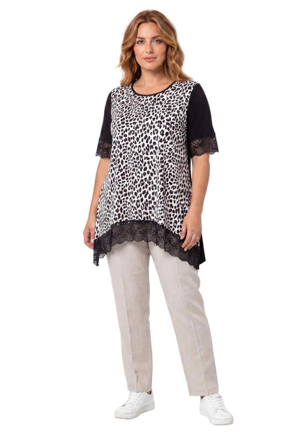 Ολόσωμη λήψη μαύρη καλοκαιρινή βαμβακερή μάξι τουνίκ σε λευκό φόντο, με ασπρόμαυρο λεοπάρ μοτίβο μπροστά, ιδανική για plus size σιλουέτες.