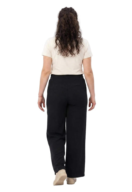 Μαύρη καθημερινή παντελόνα plus size, πίσω όψη, γυναικείο παντελόνι με φαρδύ μπατζάκι και άνετη εφαρμογή, λήψη σε λευκό φόντο.