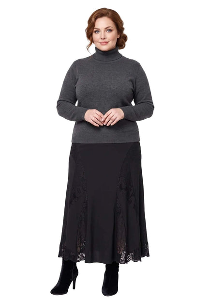 Ολόσωμη λήψη σε λευκό φόντο με γυναίκα plus size που φοράει μαύρη μίντι φούστα με δαντέλα στο τελείωμα και γκρι ζιβάγκο.