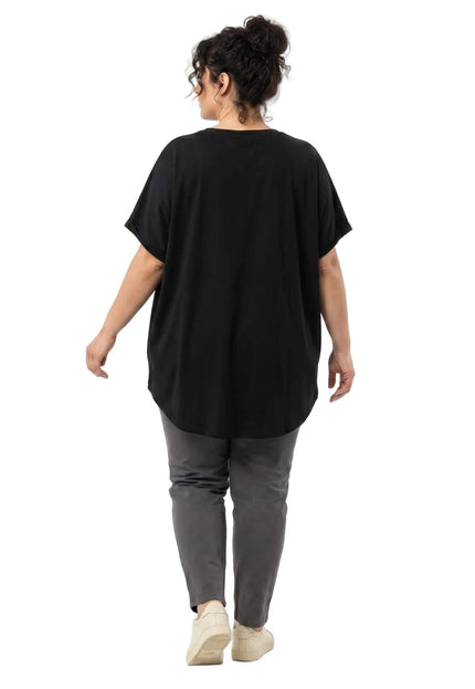 Πίσω όψη: Μαύρη βαμβακερή τουνίκ plus size με κοντά μανίκια και ασύμμετρο στρίφωμα που μακραίνει πίσω, φωτογραφημένη σε λευκό φόντο.