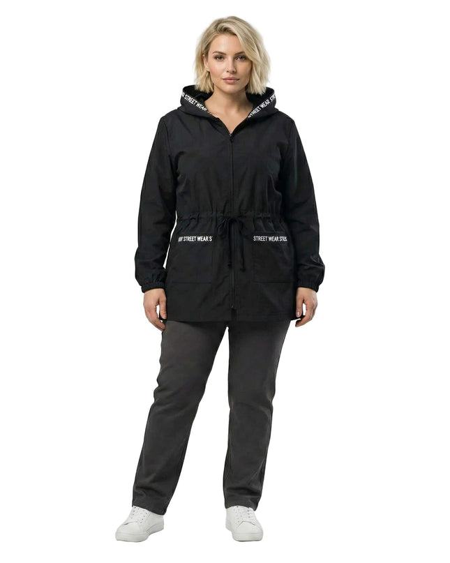 Μαύρο αντιανεμικό μπουφάν σε μεγάλα μεγέθη με κουκούλα και τσέπες. Ολόσωμη λήψη σε λευκό φόντο που δείχνει τη ρυθμιζόμενη μέση και τη μοντέρνα ριχτή γραμμή.