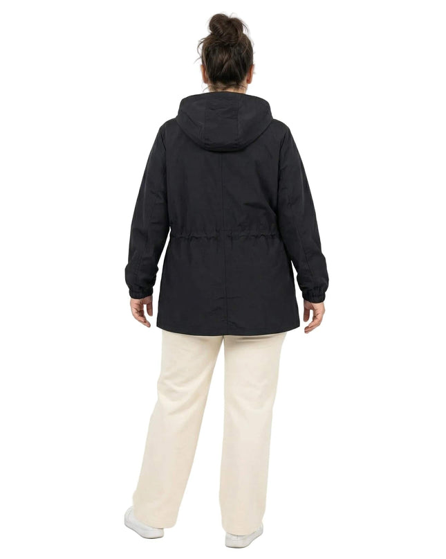 Πίσω όψη από μαύρο αντιανεμικό μπουφάν σε μεγάλα μεγέθη, με κουκούλα και ρυθμιζόμενη μέση που κολακεύει τη σιλουέτα.