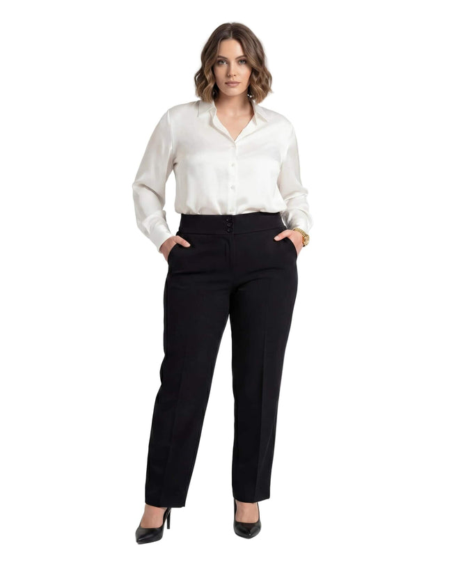 Μαύρο επίσημο γυναικείο παντελόνι με τσάκιση και κουμπιά στη μέση για μεγάλα μεγέθη, σε ολόσωμη λήψη με το μοντέλο να ποζάρει σε λευκό φόντο.