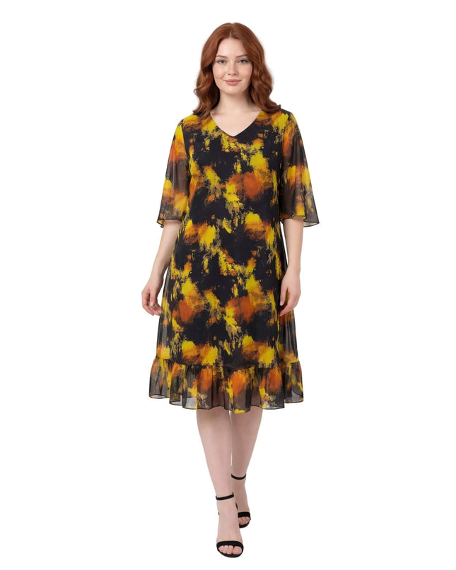 Μαύρο επίσημο σιφόν φόρεμα μεγάλα μεγέθη με αφηρημένο κίτρινο μοτίβο, λαιμόκοψη V και διάφανα μανίκια καμπάνα. Ολόσωμη λήψη σε λευκό φόντο.