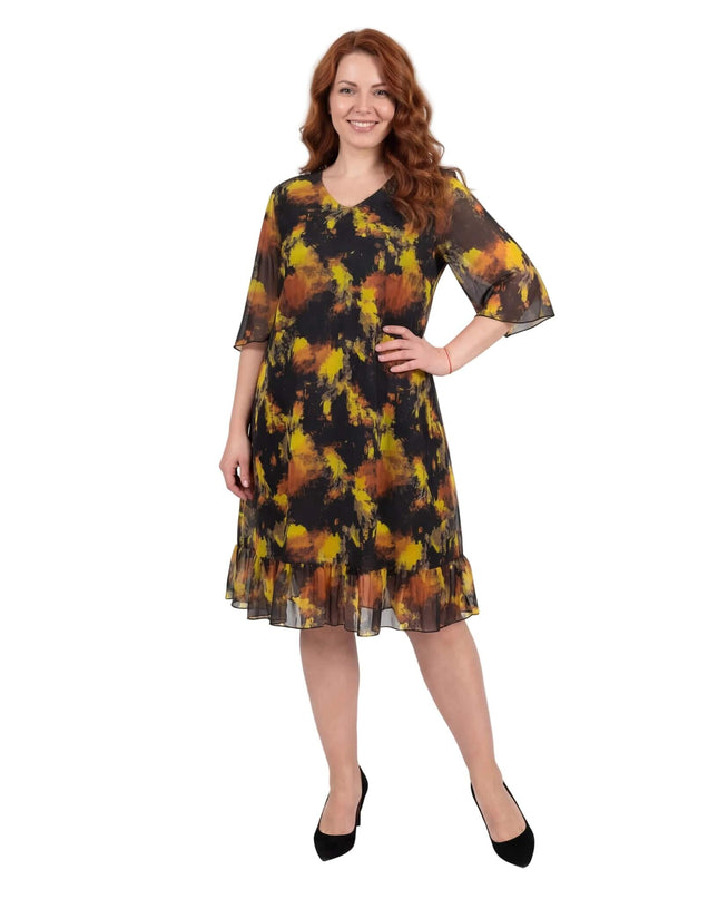 Μαύρο επίσημο σιφόν φόρεμα σε μεγάλα μεγέθη με κίτρινο αφηρημένο μοτίβο, V-λαιμόκοψη και διάφανα μανίκια καμπάνα. Ολόσωμη λήψη σε λευκό φόντο.