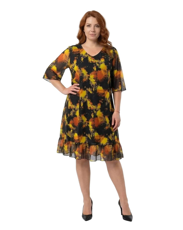 Ολόσωμη λήψη για μαύρο επίσημο σιφόν φόρεμα σε μεγάλα μεγέθη, με αφηρημένο κίτρινο-πορτοκαλί μοτίβο, V-λαιμόκοψη και μανίκια καμπάνα.