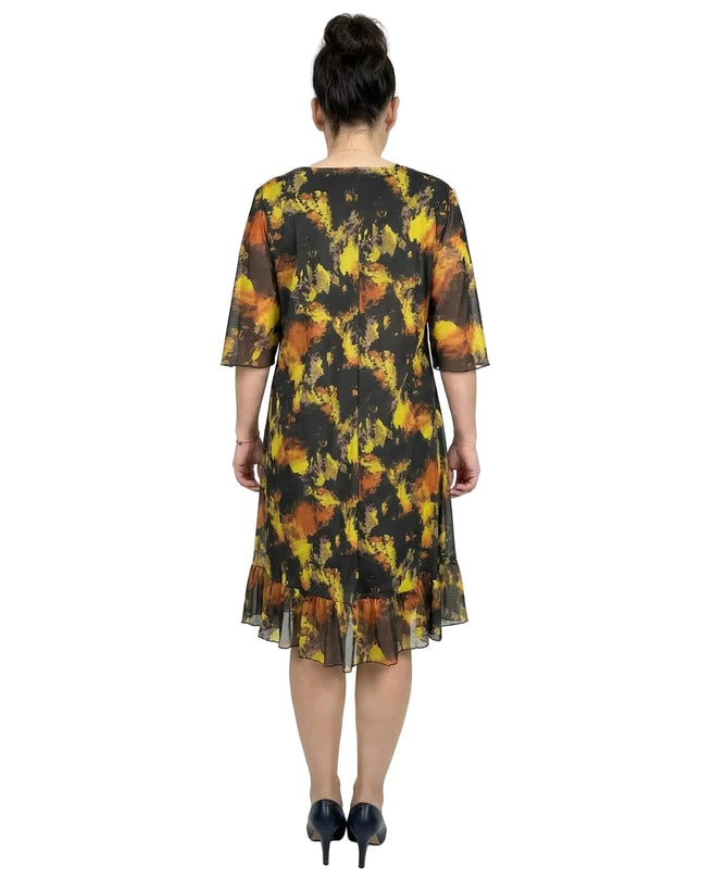 Πίσω όψη: Μαύρο επίσημο σιφόν φόρεμα σε μεγάλα μεγέθη με κίτρινο αφηρημένο μοτίβο, ημιδιάφανα μανίκια και βολάν στο στρίφωμα, σε λευκό φόντο.