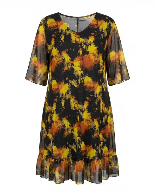 Μαύρο επίσημο γυναικείο σιφόν φόρεμα σε μεγάλα μεγέθη, flat lay σε λευκό φόντο. Διαθέτει αφηρημένο μοτίβο σε κίτρινες και πορτοκαλί αποχρώσεις, λαιμόκοψη V και διάφανα μανίκια καμπάνα.