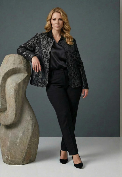 Μαύρο επίσημο σακάκι plus size από ανάγλυφο ύφασμα χωρίς κούμπωμα, σε ολόσωμη λήψη που αναδεικνύει την άνετη γραμμή και τη ζακάρ υφή.