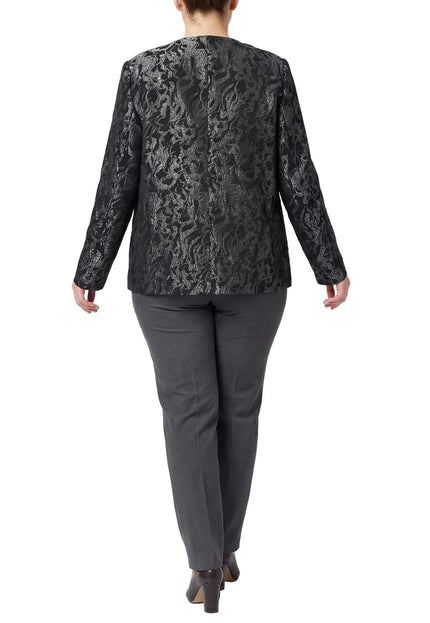 Πίσω όψη από μαύρο επίσημο σακάκι plus size με εντυπωσιακό ανάγλυφο ύφασμα και ίσια γραμμή, φορεμένο με γκρι παντελόνι.