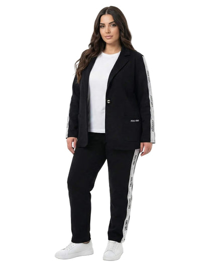 Ολόσωμη λήψη από μαύρο καθημερινό γυναικείο σετ με σακάκι και παντελόνι σε μεγάλα μεγέθη, με λευκές διακοσμητικές ρίγες στο πλάι, φωτογραφημένο σε λευκό φόντο.