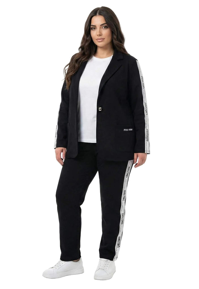 Ολόσωμη λήψη από μαύρο καθημερινό γυναικείο σετ με σακάκι και παντελόνι σε μεγάλα μεγέθη, με λευκές διακοσμητικές ρίγες στο πλάι, φωτογραφημένο σε λευκό φόντο.