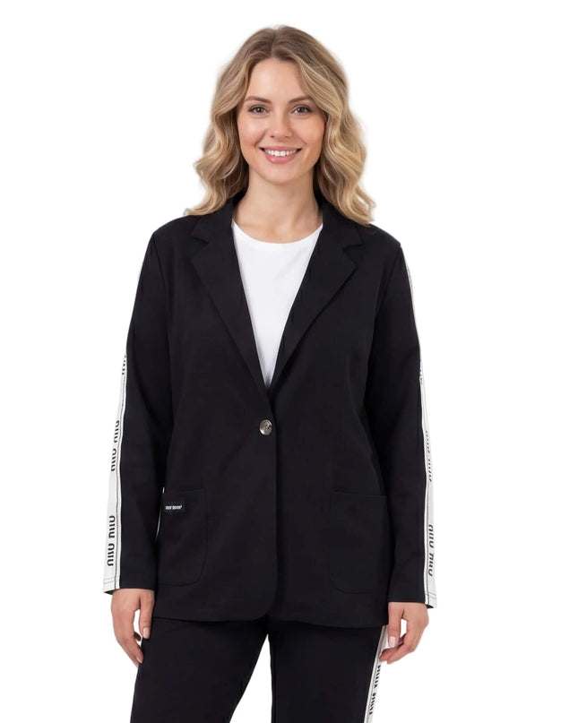 Μαύρο καθημερινό γυναικείο σετ σακάκι και παντελόνι σε μεγάλα μεγέθη, με λευκή ρίγα στα μανίκια και κλείσιμο με ένα κουμπί, σε μεσαίο πλάνο.