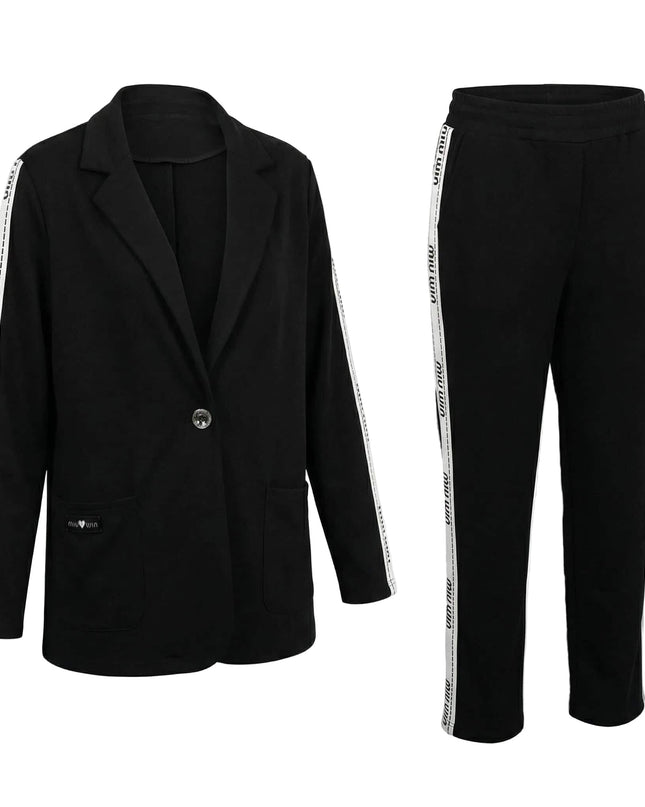 Μαύρο καθημερινό γυναικείο σετ σακάκι και παντελόνι σε μεγάλα μεγέθη, με λευκή διακοσμητική ρίγα στα πλαϊνά, φωτογραφημένο σε λευκό φόντο.