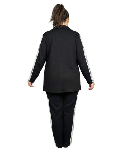 Πίσω όψη από μαύρο καθημερινό γυναικείο σετ σακάκι και παντελόνι σε μεγάλα μεγέθη, με λευκές διακοσμητικές ρίγες στα μανίκια και τα πλαϊνά, σε λευκό φόντο
