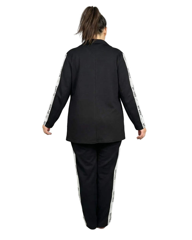 Πίσω όψη από μαύρο καθημερινό γυναικείο σετ σακάκι και παντελόνι σε μεγάλα μεγέθη, με λευκές διακοσμητικές ρίγες στα μανίκια και τα πλαϊνά, σε λευκό φόντο