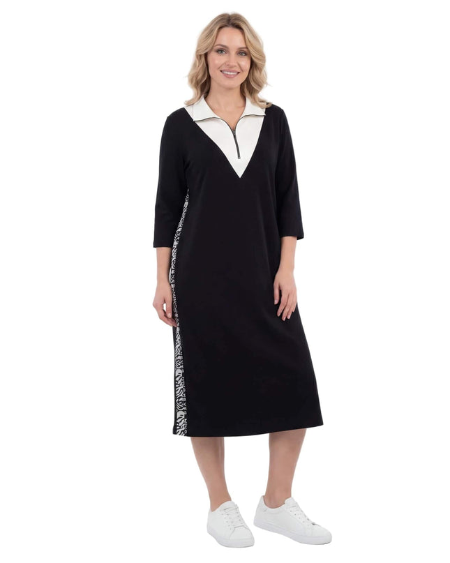 Μαύρο σπορ κομψό φόρεμα μεγάλα μεγέθη με λευκό γιακά, φερμουάρ και κάθετες πλαϊνές ρίγες, σε ολόσωμη λήψη που αναδεικνύει την εφαρμογή.