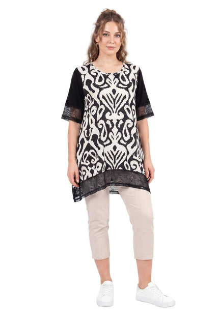 Ολόσωμη λήψη: Μαύρη καλοκαιρινή τουνίκ σε μεγάλα μεγέθη, με αφηρημένο ασπρόμαυρο print και διχτυωτά στοιχεία στα μανίκια και στο στρίφωμα.