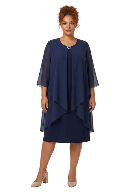 Μπλε σκούρο μίντι βραδινό φόρεμα plus size με αέρινο σιφόν πανωφόρι και λεπτομέρεια καρδιά, ολόσωμη λήψη σε λευκό φόντο.