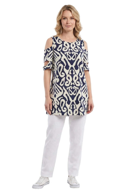 Γυναικεία μπεζ καλοκαιρινή τουνίκ με μπλε μοτίβο και ανοιχτούς ώμους για μεγάλα μεγέθη. Ολόσωμη λήψη μπροστά σε λευκό φόντο.