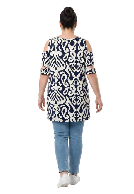 Πίσω όψη από μπεζ καλοκαιρινή τουνίκ με ανοιχτούς ώμους και σκούρο μπλε μοτίβο σε μεγάλα μεγέθη, φορεμένη από μοντέλο σε λευκό φόντο.