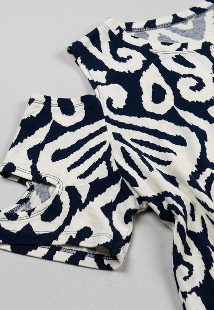 Κοντινή λεπτομέρεια του μανικιού με ανοιχτούς ώμους. Μπεζ καλοκαιρινή τουνίκ με σκούρο μπλε μοτίβο σε μεγάλα μεγέθη, flat lay.