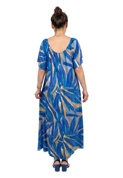 Πίσω όψη από μπλε μάξι φόρεμα plus size, με εντυπωσιακό αφηρημένο μοτίβο και κοντό μανίκι. Ολόσωμη λήψη σε λευκό φόντο.