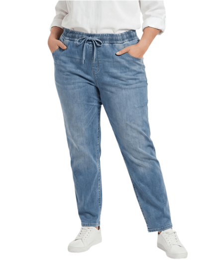 Μπλε γυναικείο τζιν plus size από tencel και βαμβάκι, με ελαστική μέση και κορδόνι για άνεση, σε λευκό φόντο.