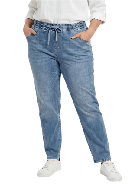 Μπλε γυναικείο τζιν plus size από tencel και βαμβάκι, με ελαστική μέση και κορδόνι για άνεση, σε λευκό φόντο.