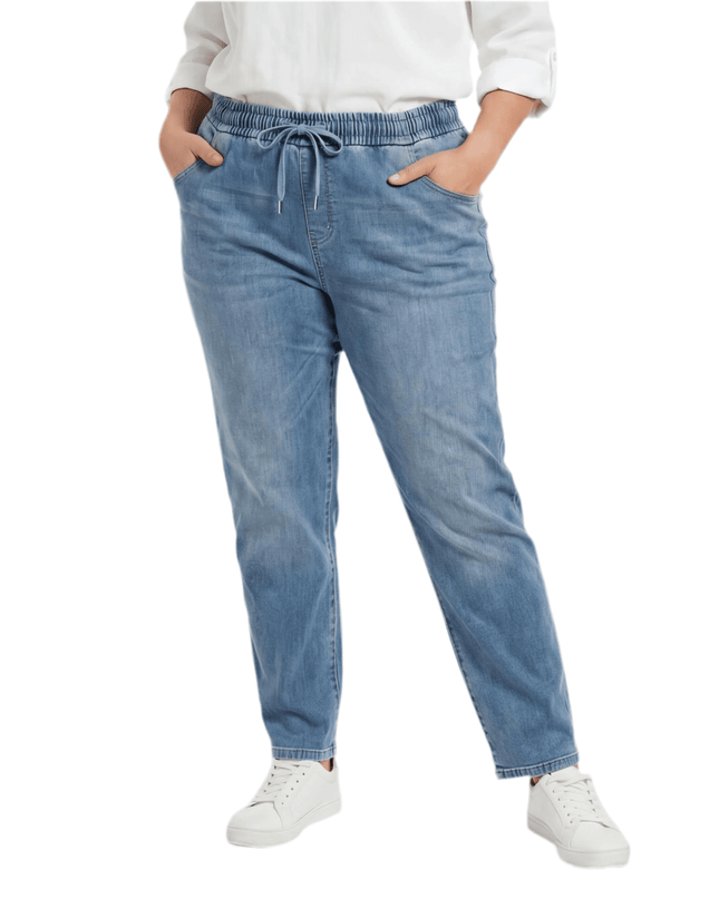Μπλε γυναικείο τζιν plus size από tencel και βαμβάκι, με ελαστική μέση και κορδόνι για άνεση, σε λευκό φόντο.