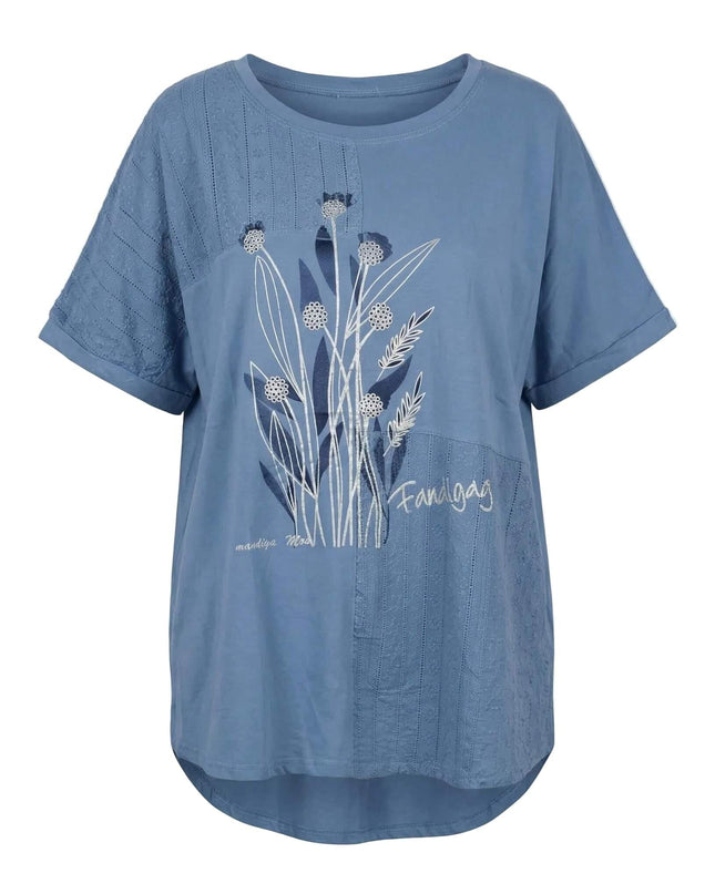 Μπλε καλοκαιρινή τουνίκ σε μεγάλα μεγέθη με κοντά μανίκια, φλοράλ απλικέ και κάθετη δαντέλα. Απεικόνιση του ρούχου σε λευκό φόντο.