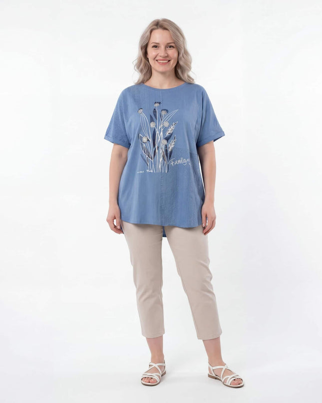 Ολόσωμη λήψη της μπλε καλοκαιρινής τουνίκ μεγάλα μεγέθη, φορεμένη από μοντέλο σε λευκό φόντο, αναδεικνύοντας τα φαρδιά μανίκια.