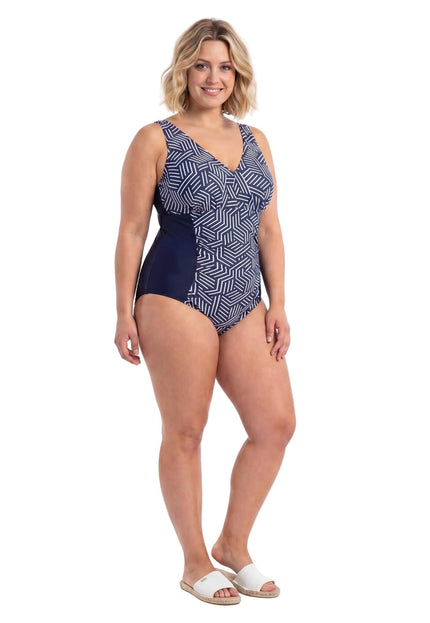 Μπλε ολόσωμο μαγιό plus size με γεωμετρικό σχέδιο και μονόχρωμα πλαϊνά πάνελ. Ολόσωμη λήψη σε λευκό φόντο.