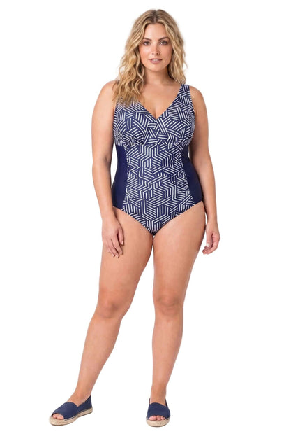 Μπλε ολόσωμο μαγιό plus size με λαιμόκοψη V, εντυπωσιακό λευκό γεωμετρικό σχέδιο μπροστά και μονόχρωμα πλαϊνά πάνελ, σε λευκό φόντο.