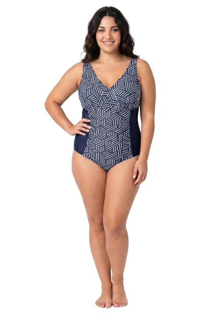 Μπλε ολόσωμο μαγιό plus size με γεωμετρικό σχέδιο μπροστά και μονόχρωμα πλαϊνά. Ολόσωμη λήψη σε λευκό φόντο που αναδεικνύει την εφαρμογή.