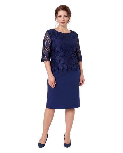 Μπλε σκούρο επίσημο φόρεμα plus size με δαντέλα στο επάνω μέρος και μανίκια 3/4. Ολόσωμη λήψη σε λευκό φόντο που αναδεικνύει την ίσια γραμμή.