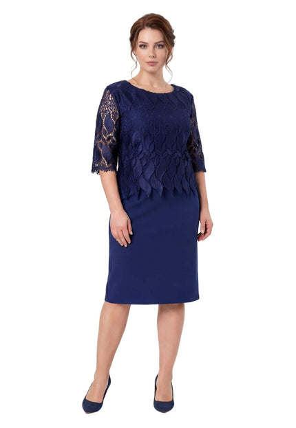 Μπλε σκούρο επίσημο φόρεμα plus size με δαντέλα στο επάνω μέρος και μανίκια 3/4. Ολόσωμη λήψη σε λευκό φόντο που αναδεικνύει την ίσια γραμμή.
