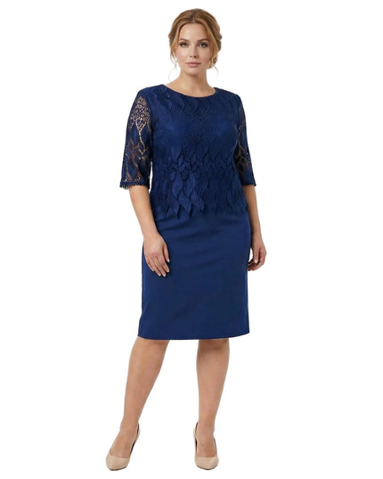 Μπλε σκούρο επίσημο φόρεμα με δαντέλα στο επάνω μέρος και ίσια φούστα, σε ολόσωμη λήψη μπροστά, ιδανική επιλογή για μεγάλα μεγέθη.