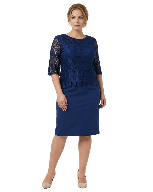 Μπλε σκούρο επίσημο φόρεμα με δαντέλα στο επάνω μέρος και ίσια φούστα, σε ολόσωμη λήψη μπροστά, ιδανική επιλογή για μεγάλα μεγέθη.