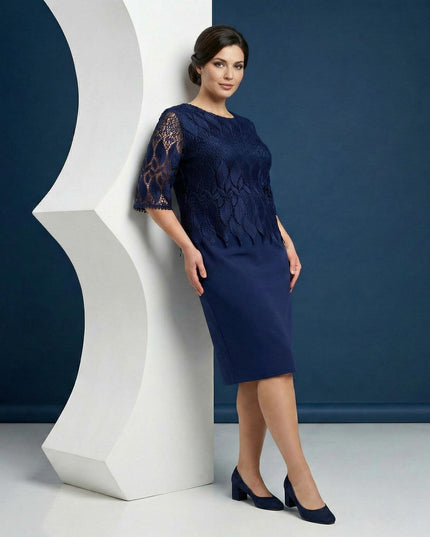 Κομψό μπλε σκούρο φόρεμα σε ίσια γραμμή με δαντελένιο μπούστο και διαφάνεια στα μανίκια, σε ολόσωμη λήψη, ιδανική επιλογή για μεγάλα μεγέθη.