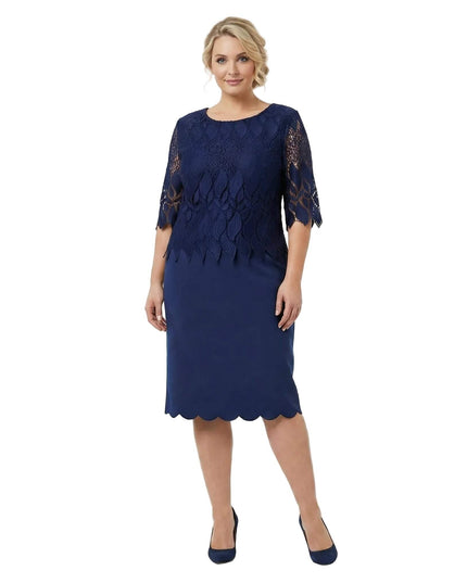 Μπλε σκούρο επίσημο φόρεμα με δαντέλα και ίσια γραμμή σε plus size μεγέθη. Ολόσωμη λήψη που δείχνει την κομψή εφαρμογή και τα μανίκια 3/4 σε λευκό φόντο.