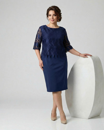 Μπλε σκούρο επίσημο φόρεμα με δαντέλα και ίσια γραμμή, ιδανικό για μεγάλα μεγέθη, με διάφανα μανίκια σε ολόσωμη λήψη.