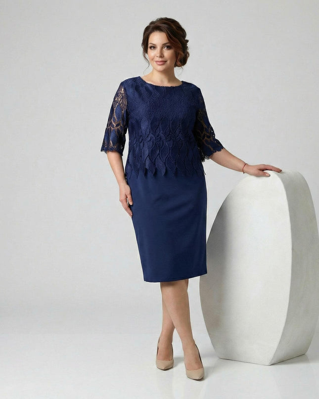 Μπλε σκούρο επίσημο φόρεμα με δαντέλα και ίσια γραμμή, ιδανικό για μεγάλα μεγέθη, με διάφανα μανίκια σε ολόσωμη λήψη.